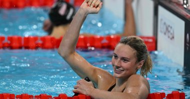 Canada's Summer Mcintosh celebrates after winning the final of the women's 400-meter individual medley swimming event during the Paris 2024 Olympic Games at the Paris La Defense Arena, Nanterre, Paris, France, July 29, 2024. (AFP Photo)