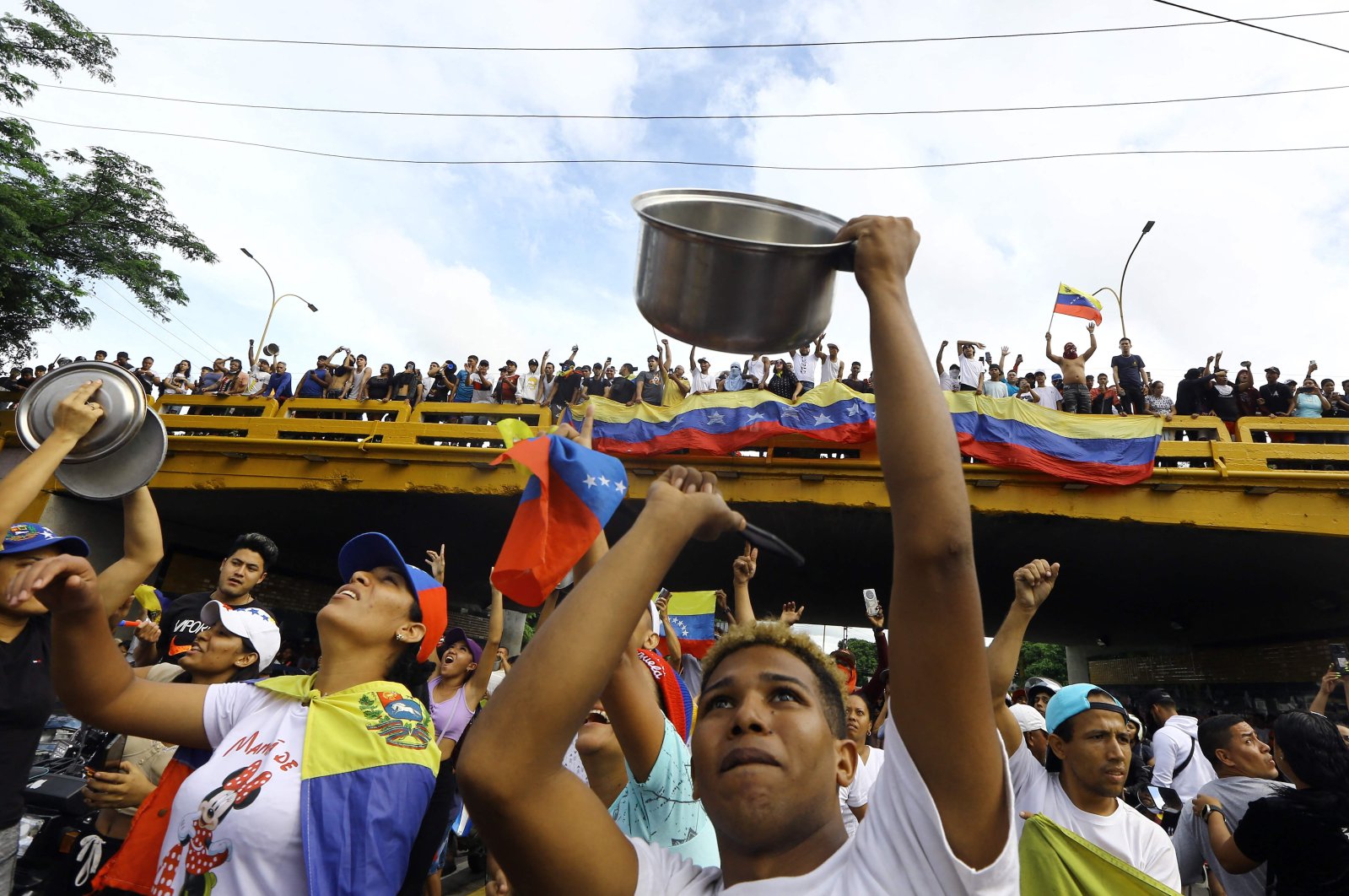 A man bangs a cooking pot during a protest against Venezuelan President Nicolas Maduro&#039;s government in Valencia, Carabobo state, Venezuela, July 29, 2024. (AFP Photo)