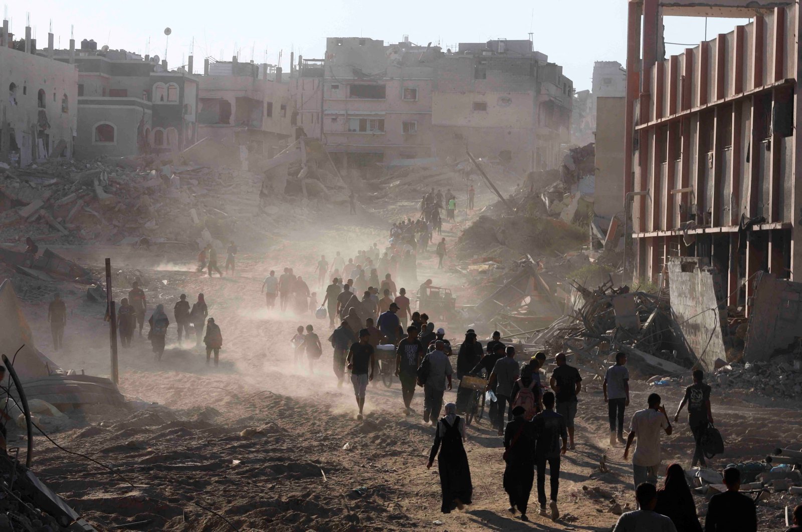 Palestinian civilians make their way as they return to the eastern side of Khan Younis after Israeli forces pulled out from the area, Khan Younis, Gaza Strip, Palestine, July 30, 2024. (Reuters Photo)