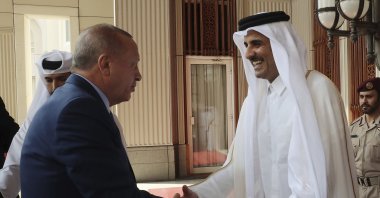 Qatar's Emir Sheikh Tamim bin Hamad Al Thani (R) welcomes President Recep Tayyip Erdoğan before their talks in Doha, Qatar, Nov. 25, 2019. (AP Photo)