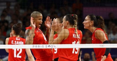 Turkish women&#039;s national volleyball team players celebrate a point during the 2024 Paris Olympics Pool C match against the Netherlands, South Paris Arena 1, Paris, France, July 29, 2024. (Reuters Photo)