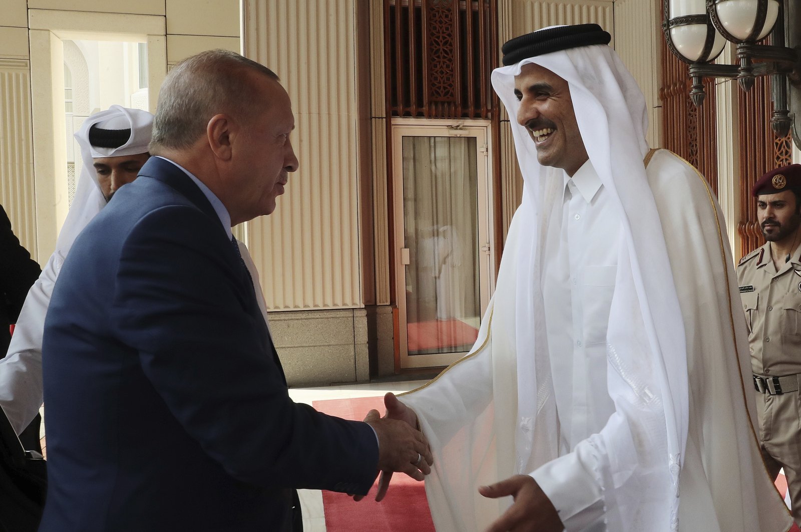 Qatar&#039;s Emir Sheikh Tamim bin Hamad Al Thani (R) welcomes President Recep Tayyip Erdoğan before their talks in Doha, Qatar, Nov. 25, 2019. (AP Photo)