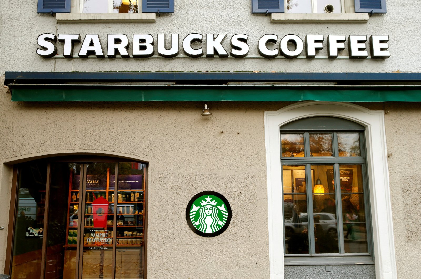 The company&#039;s logo is seen at a Starbucks coffee shop, Zurich, Switzerland ,Oct. 27, 2016. (Reuters Photo)