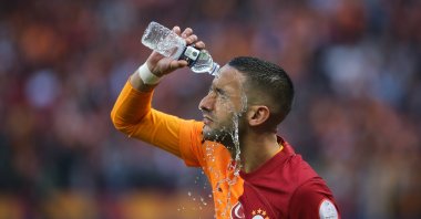 Hakim Ziyech of Galatasaray squirts himself with water during a match on a hot day, Istanbul, Türkiye, May 5, 2024. (Getty Images Photo)