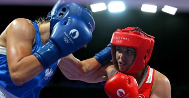Poland's Aneta Rygielska (L) takes a punch from Türkiye's Busenaz Sürmeneli in the women's 66 kg. preliminaries round of 16 boxing match during the Paris 2024 Olympic Games at the North Paris Arena, Villepinte, France, Aug. 1, 2024. (AFP Photo)