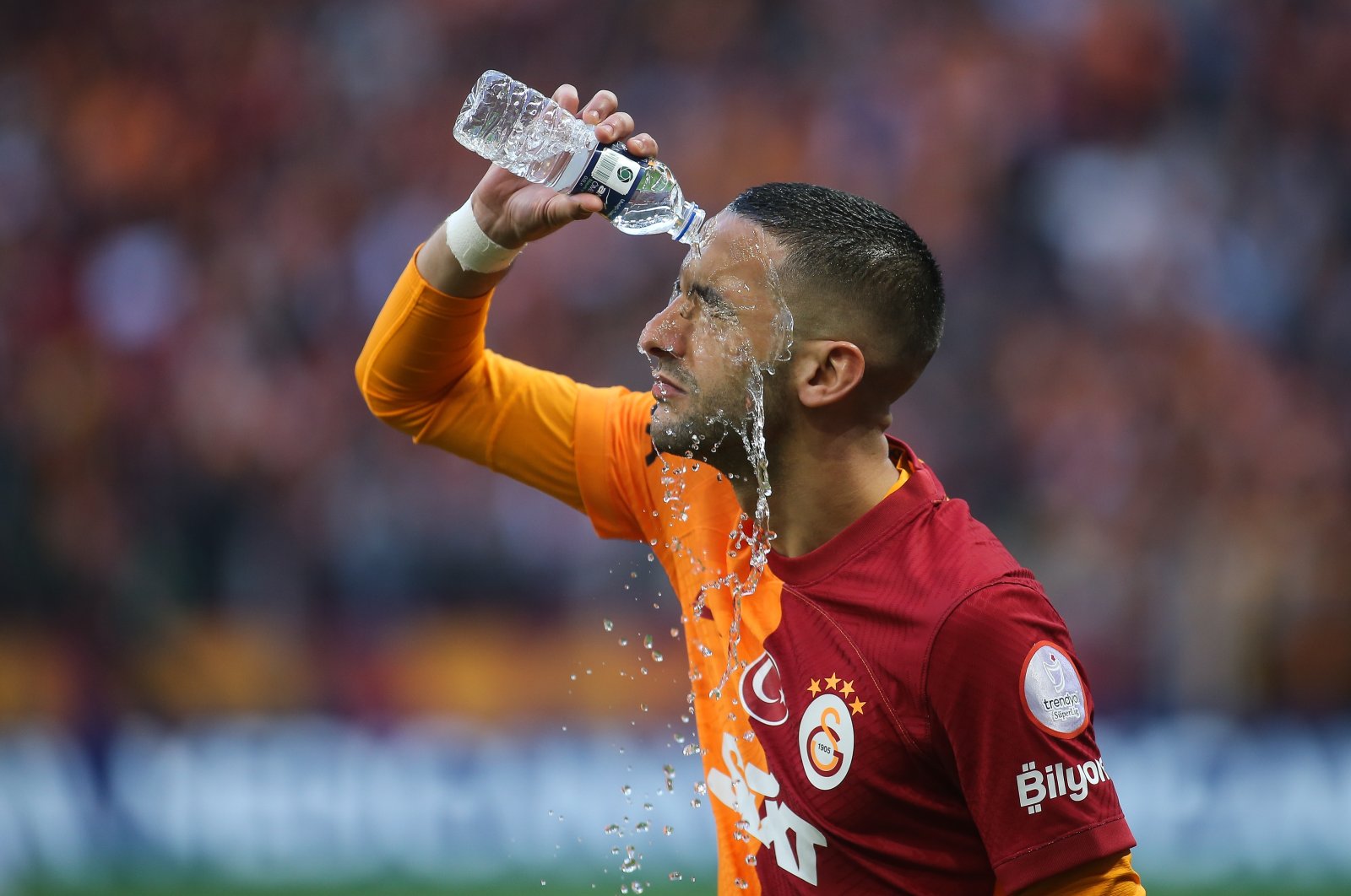 Hakim Ziyech of Galatasaray squirts himself with water during a match on a hot day, Istanbul, Türkiye, May 5, 2024. (Getty Images Photo)