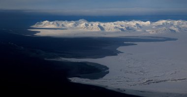 A general view of snowcapped mountains and the Arctic Ocean on the coast of Svalbard near Longyearbyen, Norway, April 5, 2023. (Reuters Photo)