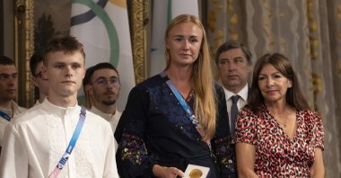 Paris Mayor Anne Hidalgo (R) poses for a picture with Ukrainian athletes Oleskii Sereda (L) and Anastasiia Kozhenkova (C) after awarding them the Grand Vermeil medal at an award ceremony with Ukrainian athletes during the Paris 2024 Olympic Games, Paris, France, Aug. 1, 2024. (EPA Photo)