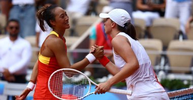 China&#039;s Qinwen Zheng (L) and Poland&#039;s Iga Swiatek shake hands after their Paris 2024 Olympics tennis women&#039;s singles semifinals match at the Roland-Garros Stadium, Paris, France, Aug. 1, 2024. (Reuters Photo)