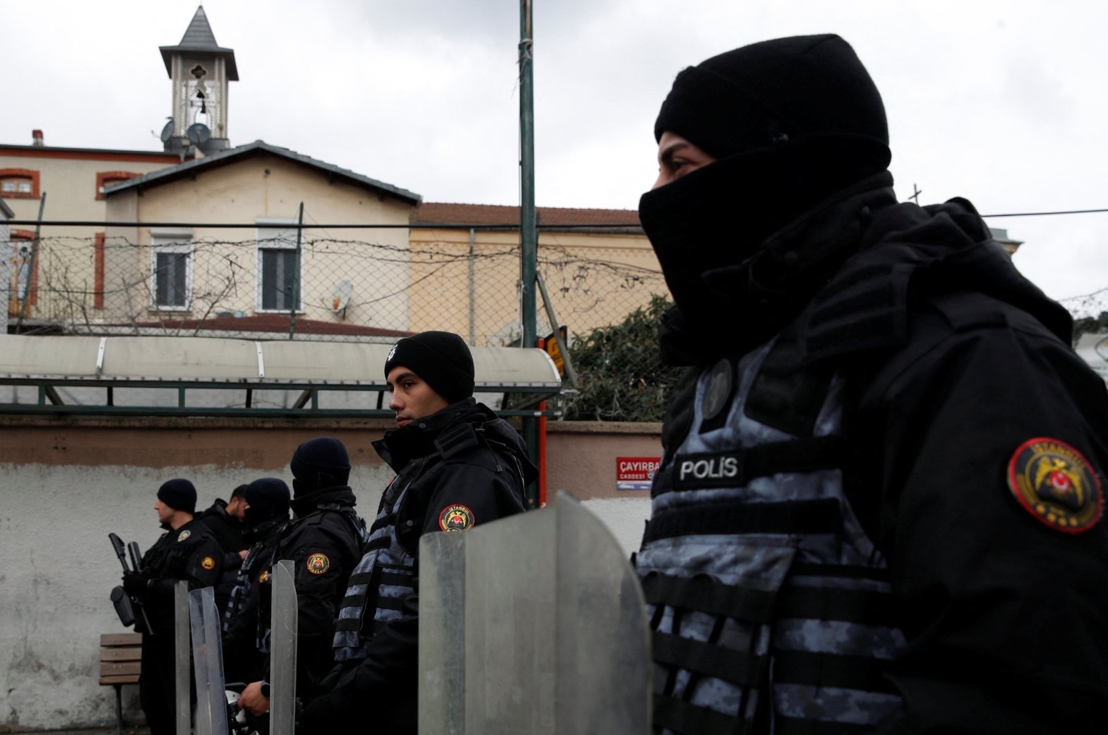 Turkish police stand guard outside a church after it was attacked by Daesh suspects, Istanbul, Türkiye, Jan. 28, 2024. (Reuters File Photo)