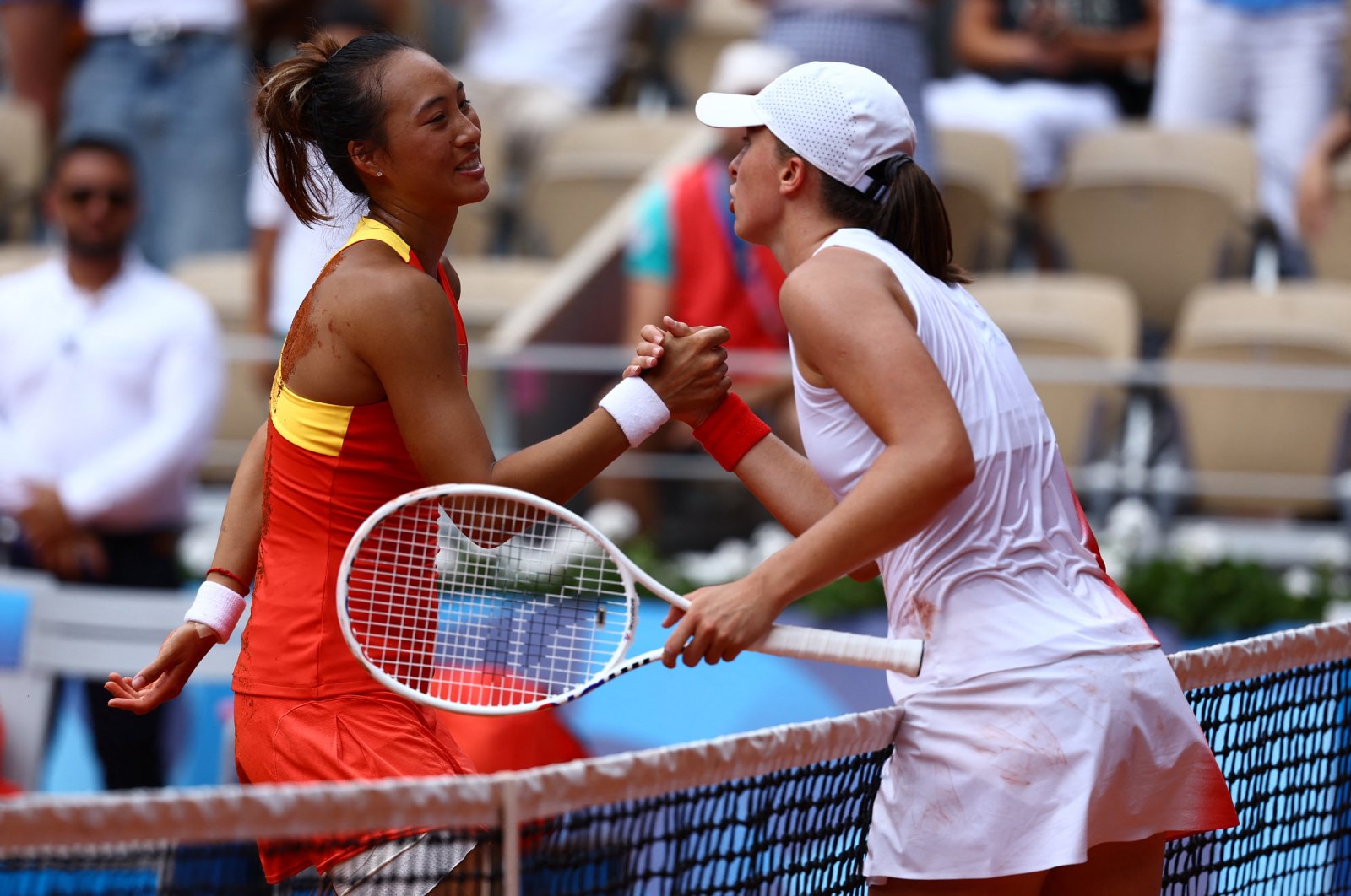 China&#039;s Qinwen Zheng (L) and Poland&#039;s Iga Swiatek shake hands after their Paris 2024 Olympics tennis women&#039;s singles semifinals match at the Roland-Garros Stadium, Paris, France, Aug. 1, 2024. (Reuters Photo)