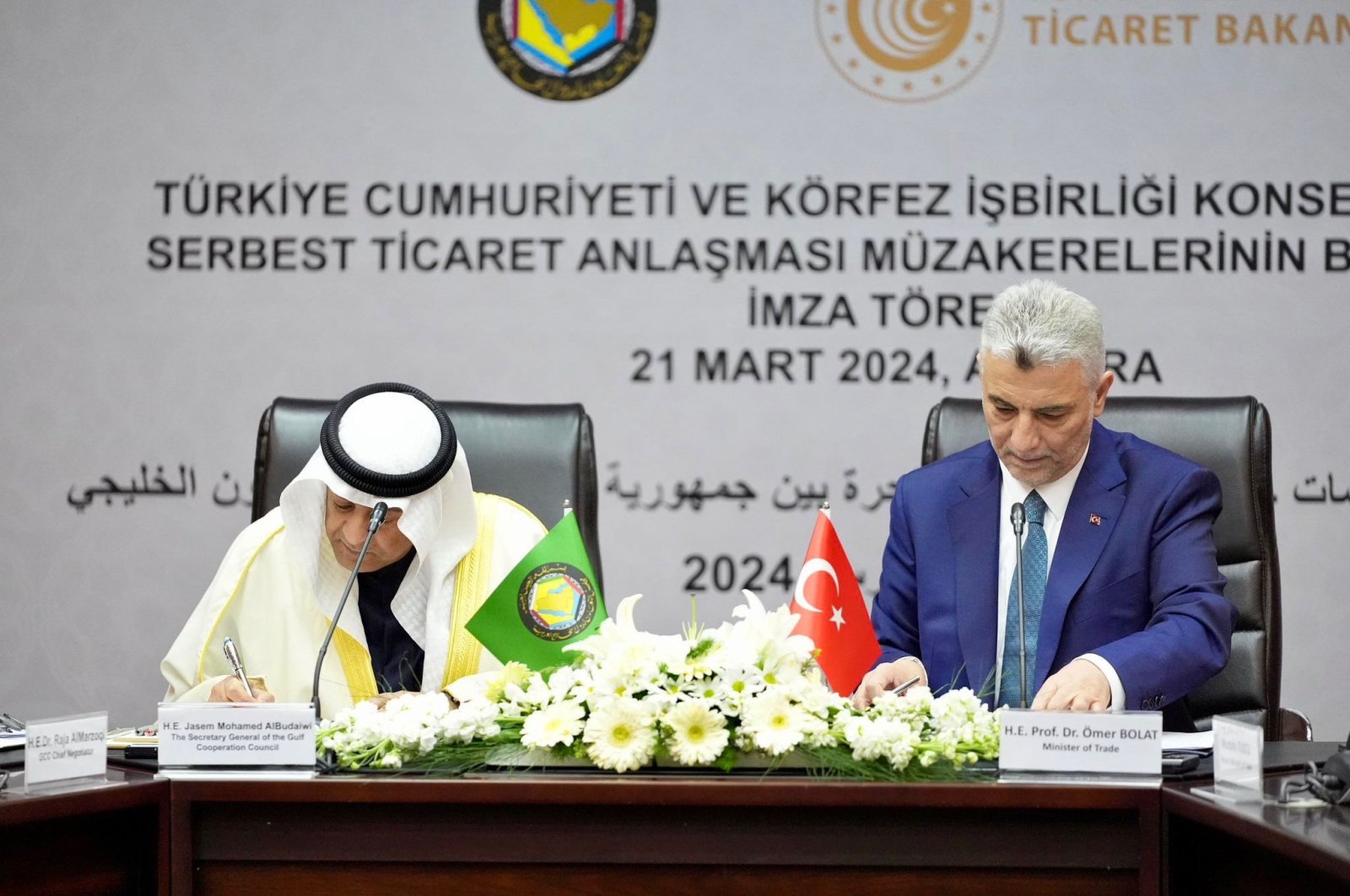 Trade Minister Ömer Bolat (R) and GCC Secretary-General Jasem Mohamed Albudaiwi sign a deal to launch free trade agreement negotiations, Ankara, Türkiye, March 21, 2024. (Courtesy of Trade Ministry.