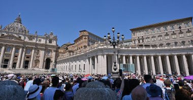 Onlookers gather on St. Peter&#039;s Square in The Vatican, July 14, 2024. (AFP Photo)