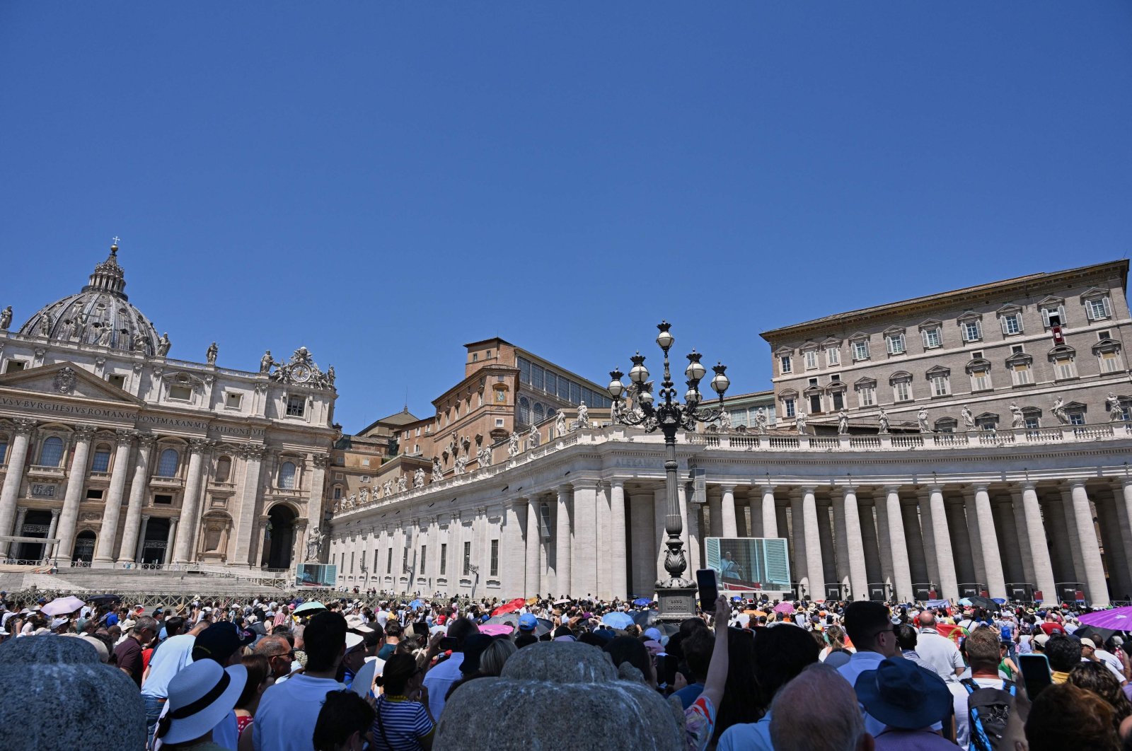 Onlookers gather on St. Peter&#039;s Square in The Vatican, July 14, 2024. (AFP Photo)