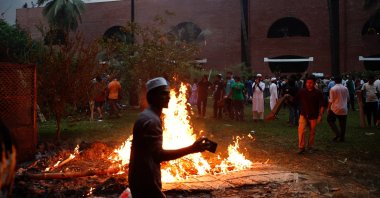 People enter the Ganabhaban, the Prime Minister's residence, after the resignation of Prime Minister Sheikh Hasina in Dhaka, Bangladesh, Aug. 5, 2024. (Reuters Photo)