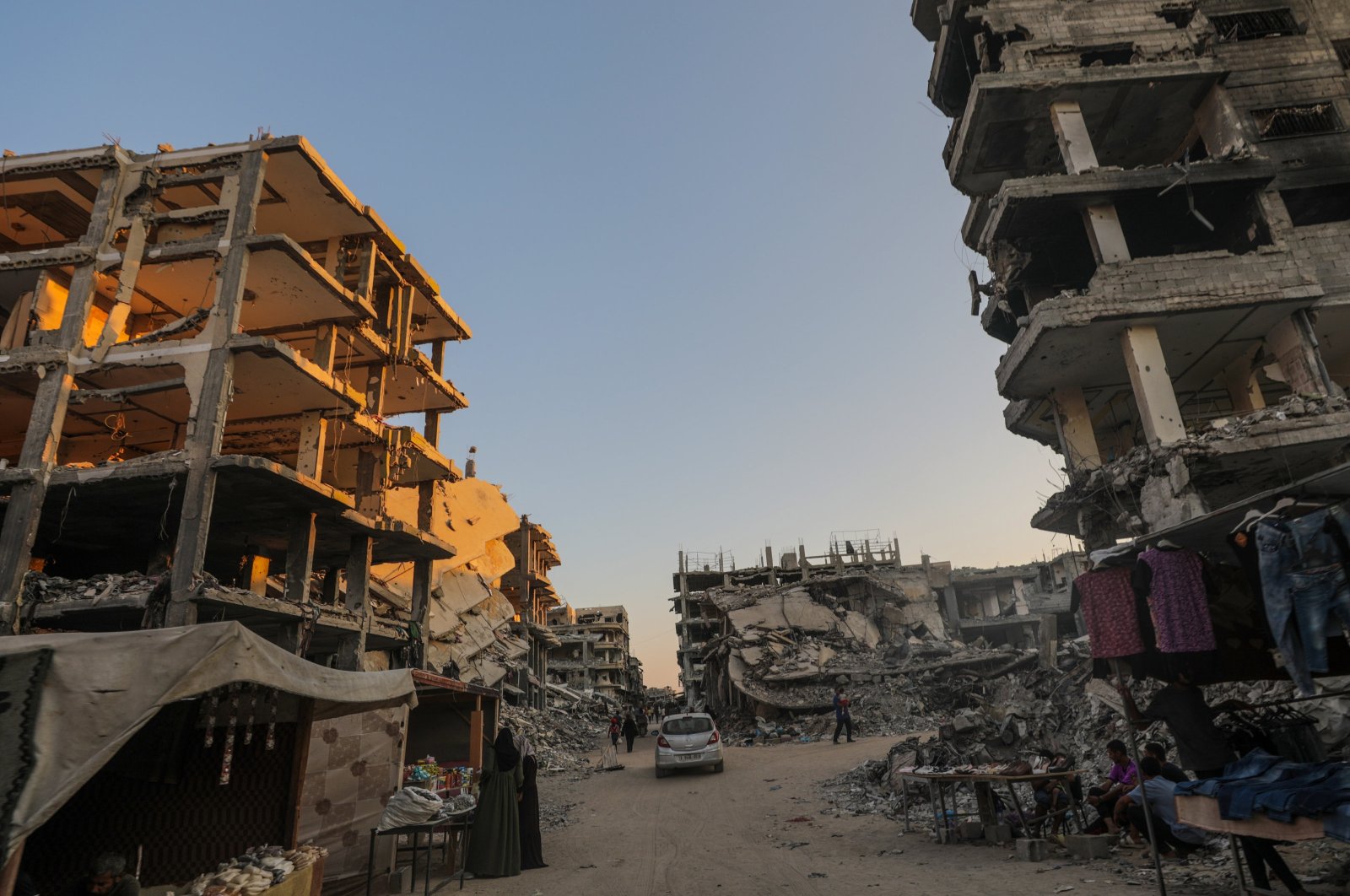 Internally displaced Palestinians move in the streets of Khan Younis after a new evacuation order was issued by the Israel Defense Forces (IDF), southern Gaza Strip, Palestine, Aug. 4, 2024. (EPA Photo)