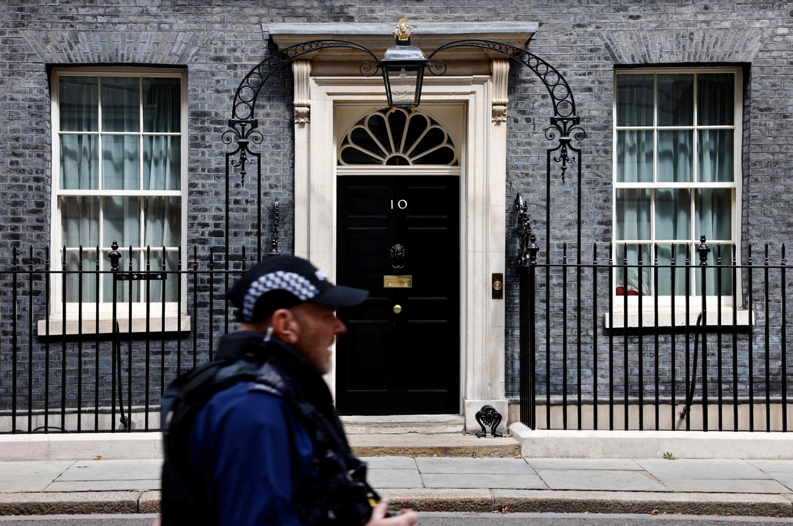 A police officer passes the door to 10 Downing Street in central London, U.K., Aug. 5, 2024. (AFP Photo)