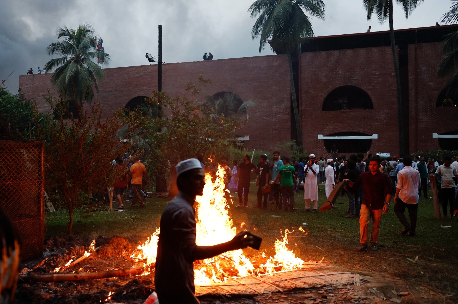 People enter the Ganabhaban, the Prime Minister&#039;s residence, after the resignation of Prime Minister Sheikh Hasina in Dhaka, Bangladesh, Aug. 5, 2024. (Reuters Photo)