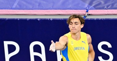 Sweden&#039;s Armand Duplantis celebrates after passing 6.10 meters and setting the new Olympic record in the men&#039;s pole vault final of the athletics event at the Paris 2024 Olympic Games at Stade de France in Saint-Denis, Paris, France, Aug. 5, 2024. (AFP Photo)