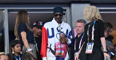 U.S. rapper and sports commentator for US broadcaster NBC Snoop Dogg (C) attends the men&#039;s 100m final of the athletics event at the Paris 2024 Olympic Games at Stade de France, Paris, Aug. 4, 2024. (AFP Photo)