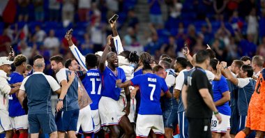 France players celebrate victory at the end of the men&#039;s semifinal football match against Egypt during the Paris 2024 Olympic Games at the Lyon Stadium, Lyon, France, Aug. 5, 2024. (AFP Photo)