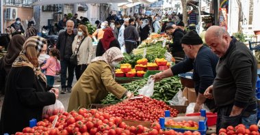 Residents shop at a local market in Istanbul&#039;s Fatih neighborhood, Türkiye, April 6, 2022. (Reuters File Photo)