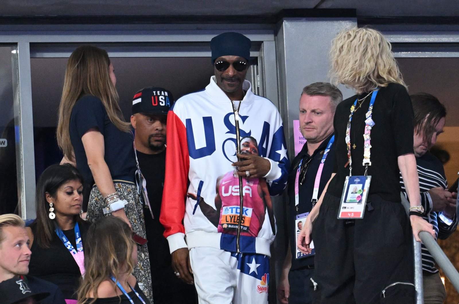 U.S. rapper and sports commentator for US broadcaster NBC Snoop Dogg (C) attends the men&#039;s 100m final of the athletics event at the Paris 2024 Olympic Games at Stade de France, Paris, Aug. 4, 2024. (AFP Photo)