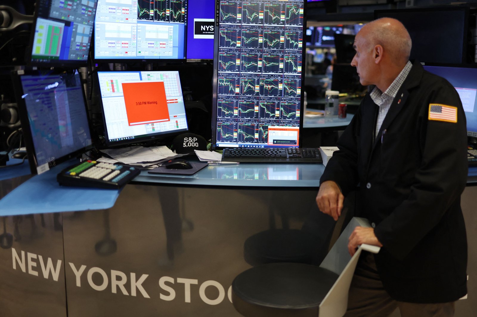 A trader works on the floor of the New York Stock Exchange (NYSE) ahead of the closing bell, New York City, U.S., Aug. 5, 2024. (AFP Photo)