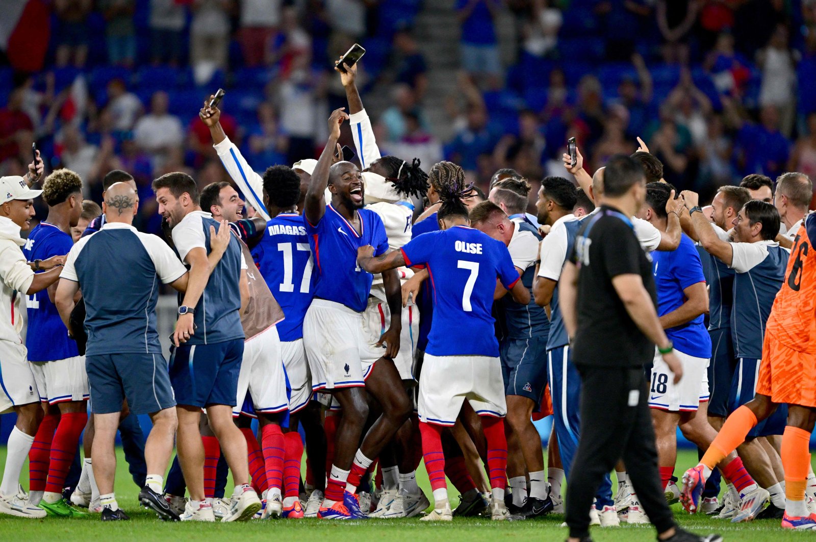 France players celebrate victory at the end of the men&#039;s semifinal football match against Egypt during the Paris 2024 Olympic Games at the Lyon Stadium, Lyon, France, Aug. 5, 2024. (AFP Photo)