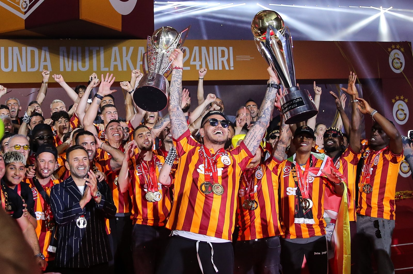 Galatasaray players celebrate with the Süper Lig trophy at Rams Park, Istanbul, Türkiye, May 27, 2024. (Getty Images Photo)