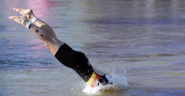 Germany&#039;s Laura Lindemann jumps into the water to compete in the swimming race in the Seine, during the mixed relay triathlon, at the Paris 2024 Olympic Games, Paris, France, Aug. 5, 2024. (AFP Photo)