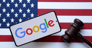 Google, the U.S. flag and a judge&#039;s gavel are seen in this illustration, Aug. 6, 2024. (Reuters Photo)