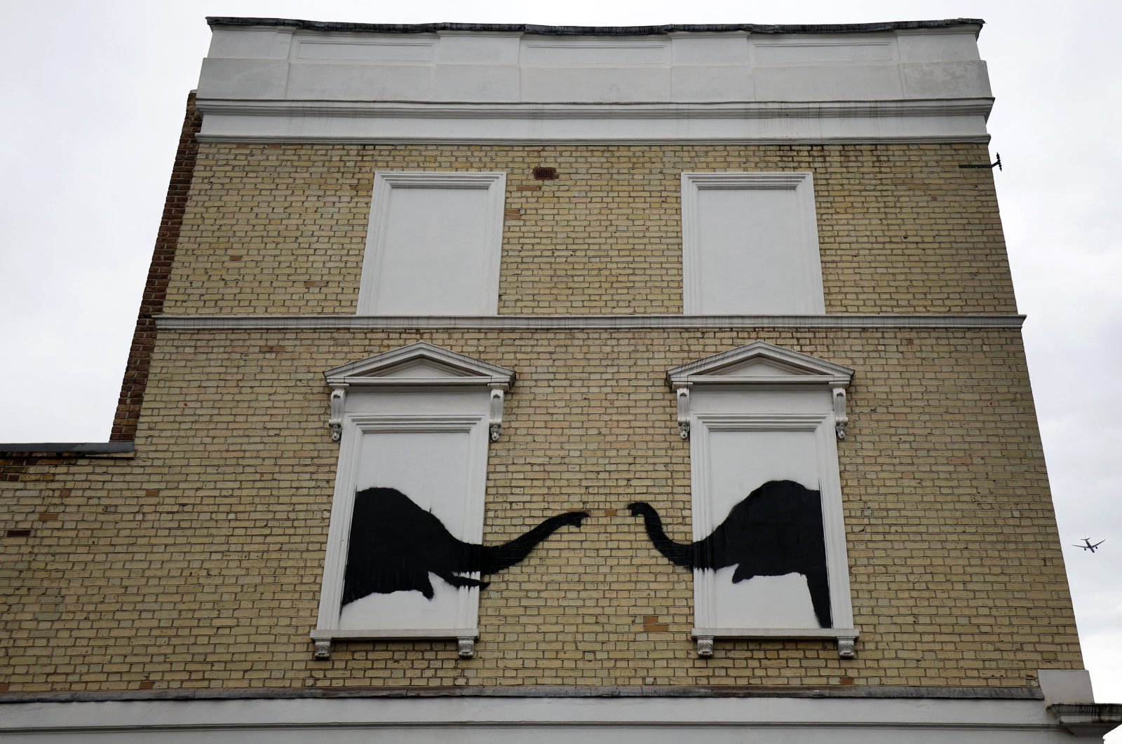 A new artwork by British anonymous street artist Banksy depicting two elephants on the side of a house in Chelsea, London, U.K., Aug. 6, 2024. (EPA Photo)