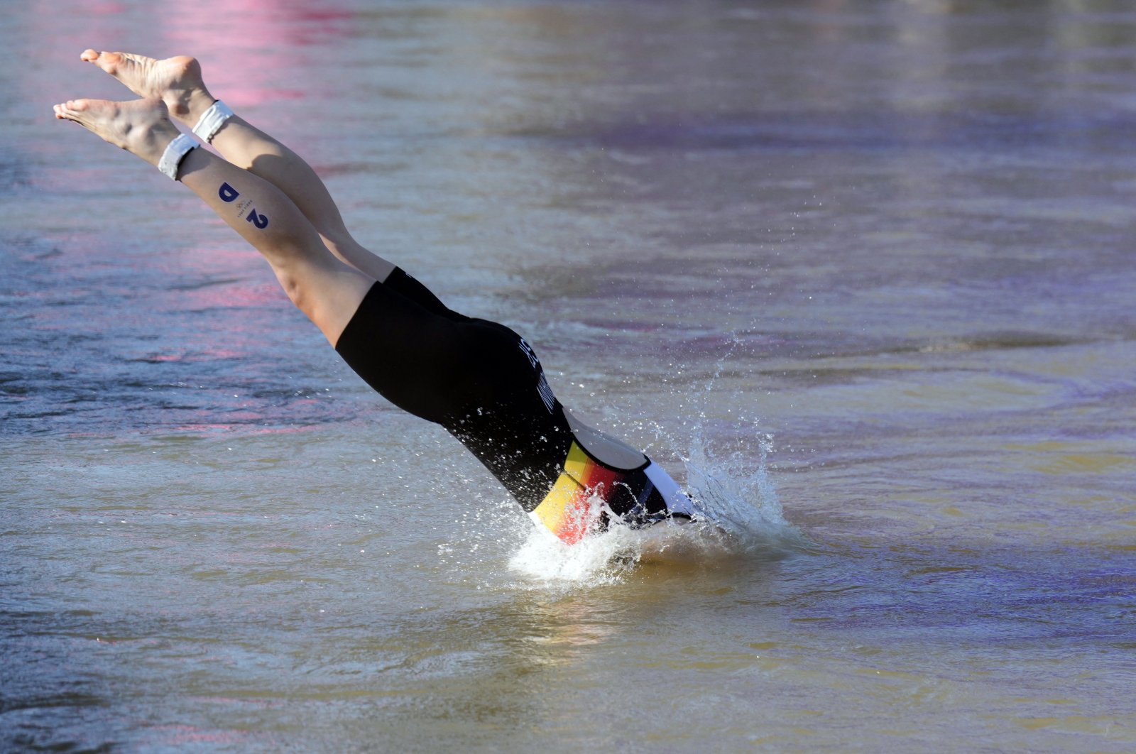 Germany&#039;s Laura Lindemann jumps into the water to compete in the swimming race in the Seine, during the mixed relay triathlon, at the Paris 2024 Olympic Games, Paris, France, Aug. 5, 2024. (AFP Photo)