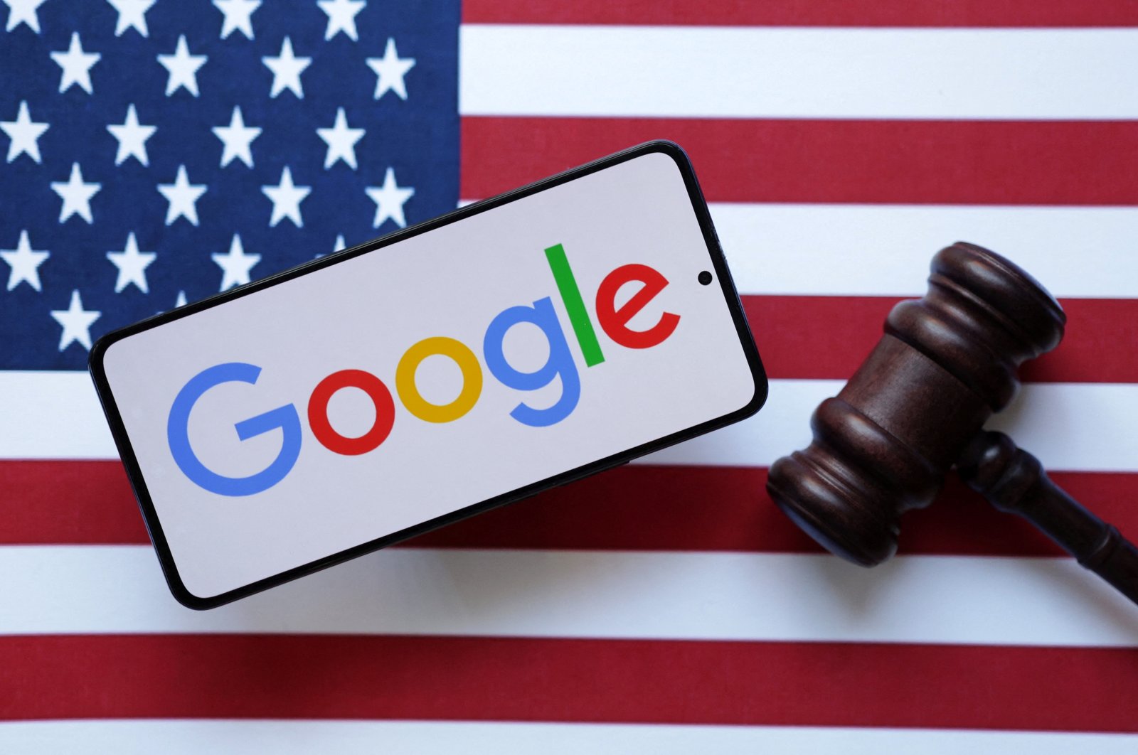 Google, the U.S. flag and a judge&#039;s gavel are seen in this illustration, Aug. 6, 2024. (Reuters Photo)