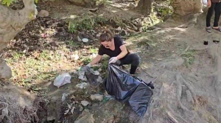 One of the doctors cleans up the picnic area, Batman, Türkiye, Aug. 8, 2024. (IHA Photo)