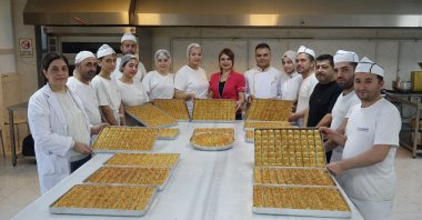 Students pose with chefs at the Gaziantep Baklava Academy, Gaziantep, Türkiye, Aug. 7, 2024. (IHA Photo)