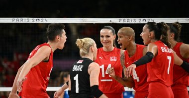 Türkiye&#039;s players react during the women&#039;s volleyball semi-final match with Italy at the South Paris Arena 1 in Paris, Aug. 8, 2024. (AFP Photo)