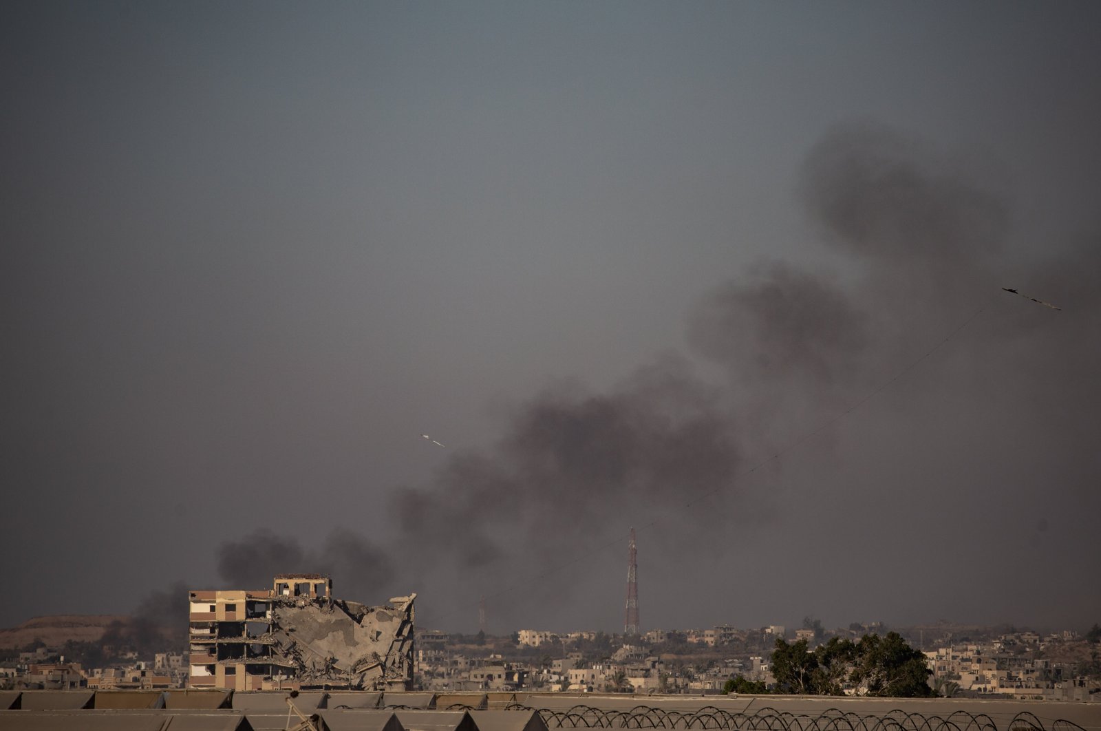 Smoke rises following an Israeli airstrike as Palestinians flee from Khan Younis after a new evacuation order was issued by the Israel Defense Forces (IDF), in the southern Gaza Strip, Aug. 8, 2024. (EPA Photo)