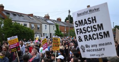 Protesters gather for a counter-demonstration against an anti-immigration protest called by far-right activists, outside the Asylum Welcome immigration support service offices, Oxford, England, Aug. 7, 2024. (AFP Photo)