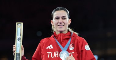 Turkish silver medallist Hatice Akbaş poses with her medal after the Paris 2024 Olympics Boxing Women's 54 kg. match against China’s Yuan Chang, Roland-Garros Stadium, Paris, France, Aug. 8, 2024. (Reuters Photo)