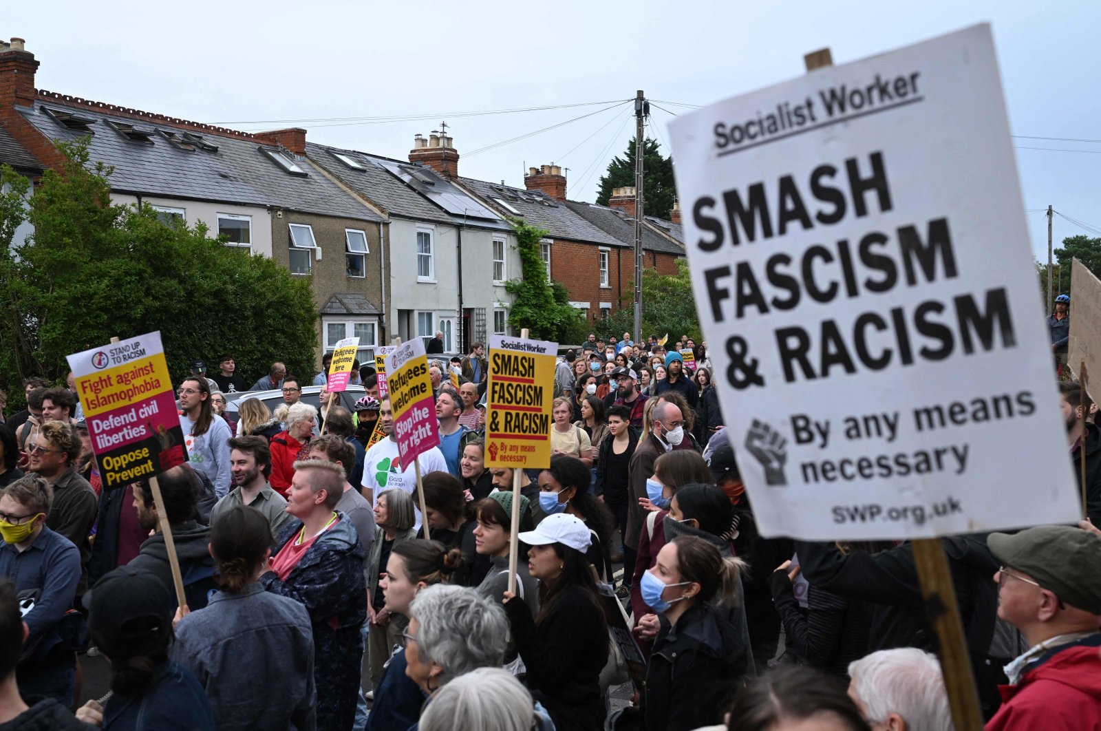 Protesters gather for a counter-demonstration against an anti-immigration protest called by far-right activists, outside the Asylum Welcome immigration support service offices, Oxford, England, Aug. 7, 2024. (AFP Photo)