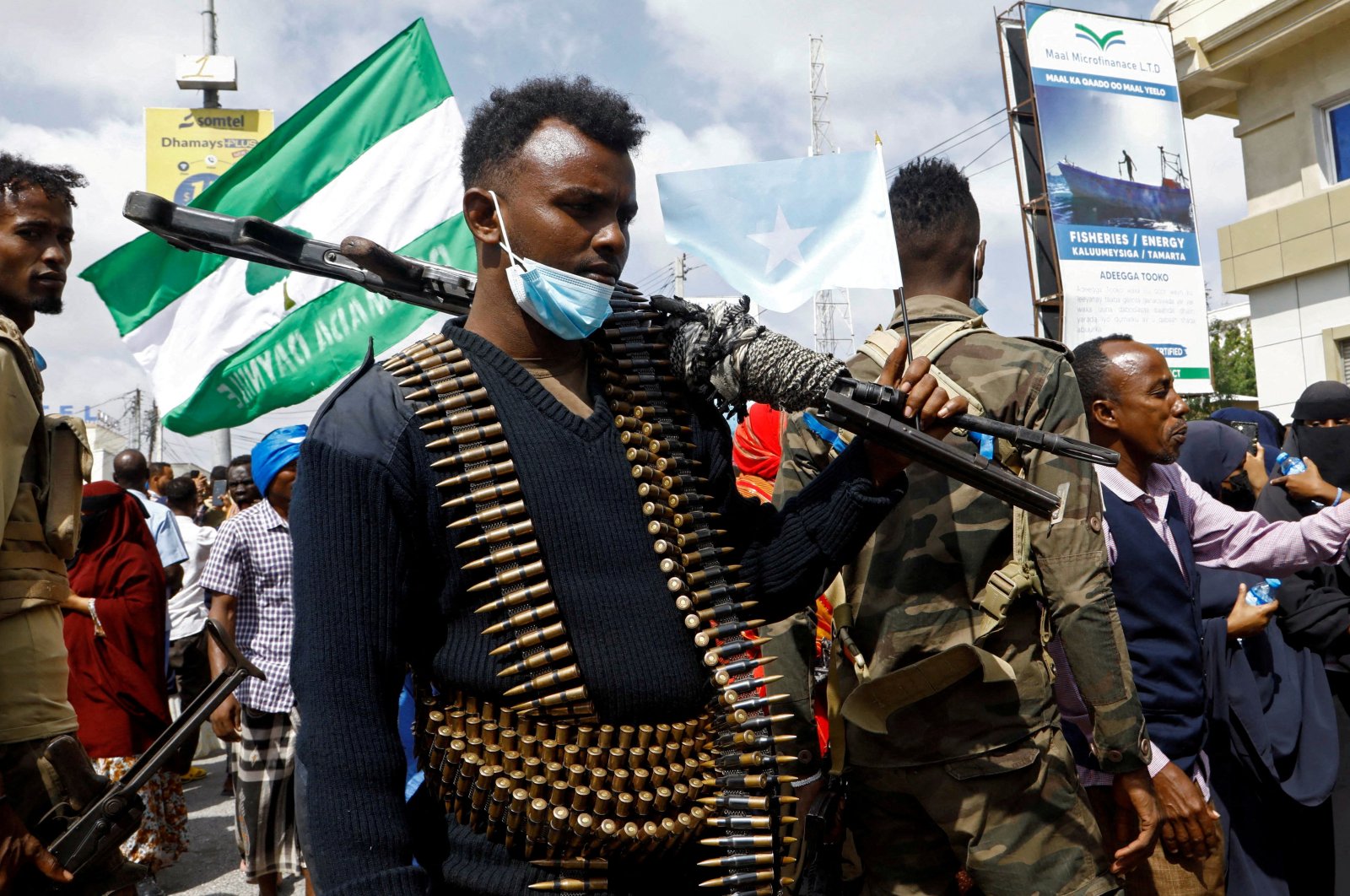 A Somali police officer stands guard during a march against the Ethiopia-Somaliland port deal along KM4 street, Mogadishu, Somalia, Jan.11, 2024. (Reuters Photo)