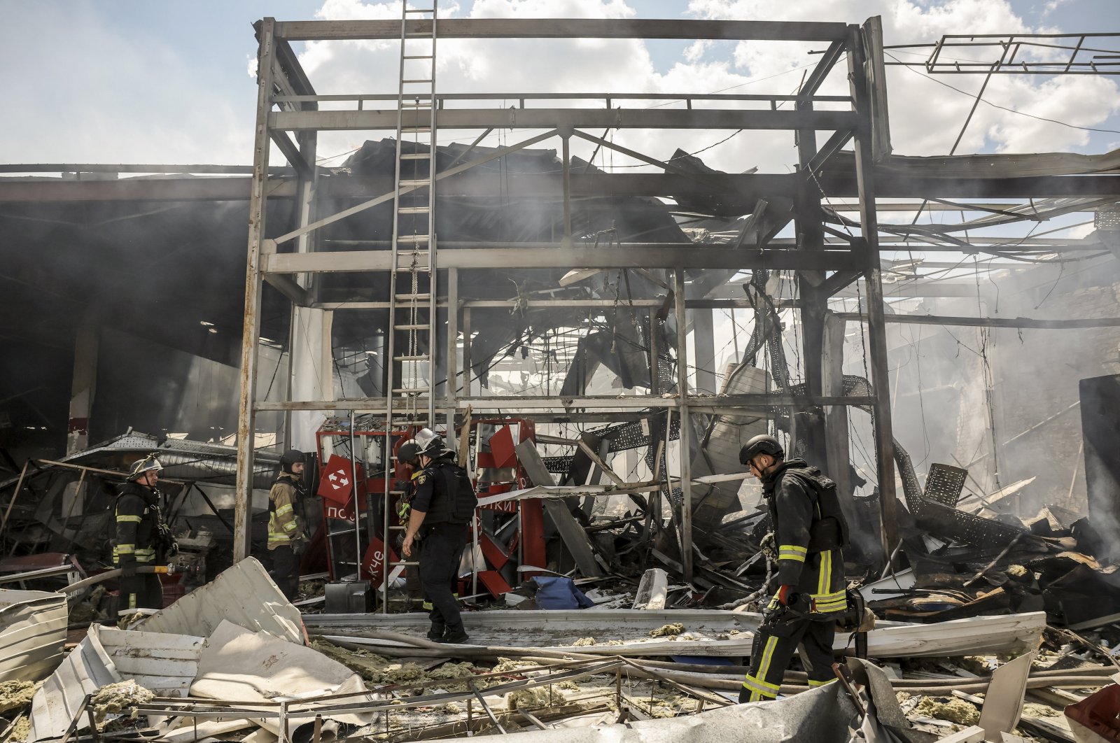 Ukrainian rescuers work at the site of Russian shelling on a shopping mall in Kostiantynivka, Donetsk region, Ukraine,  Aug. 9, 2024. (EPA Photo)