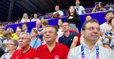 Istanbul Mayor Ekrem Imamoğlu (R), CHP leader Özgür Özel (C) and Ankara Mayor Mansur Yavaş (L) watch a match of the Turkish women's volleyball team, Paris, France, Aug. 6, 2024. (AA Photo)