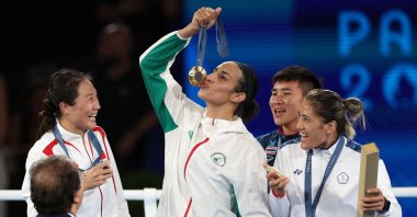 Gold medallist Imane Khelif of Algeria kisses her medal as silver medallist Liu Yang of China, bronze medallists Nien Chin Chen of Taiwan and Janjaem Suwannapheng of Thailand react, Paris, France, Aug. 09, 2024. (Reuters Photo)