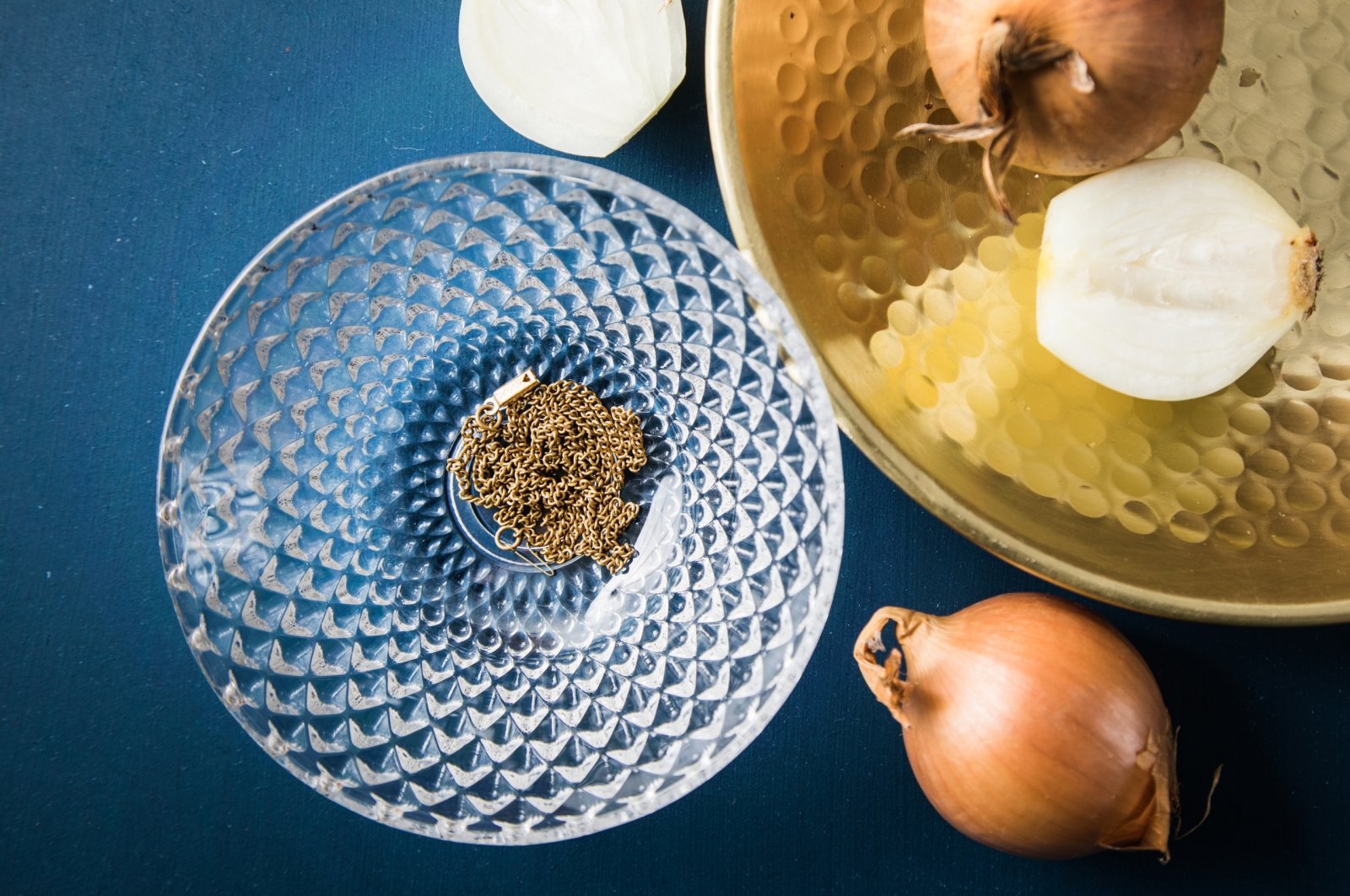 Using the juice of an onion is a simple way to shine up your gold jewelry. (dpa Photo)