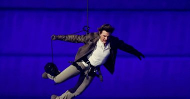 Actor Tom Cruise jumps from the roof of the Stade de France during the closing ceremony of the Paris 2024 Olympics, Saint-Denis, France, Aug. 11, 2024. (Reuters Photo)