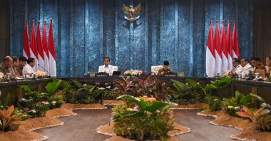 Indonesian President Joko Widodo with Vice President Ma&#039;ruf Amin leads a plenary Cabinet meeting at the Garuda Palace East Kalimantan province, Indonesia, Aug. 12, 2024. (Reuters Photo)