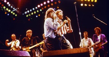 Mick Jagger (L) and David Bowie perform at a concert at Wembley Arena, London, Britian, June 20, 1986. (Getty Images Photo)